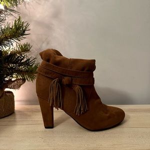Express Women’s suede healed boots